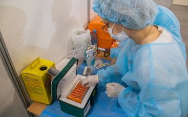 Головний санлікар оцінив терміни появи комерційної вакцинації проти COVID-19