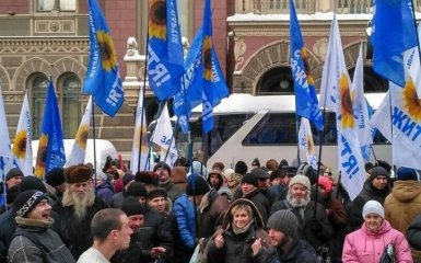 Люди по спискам и непонятные вкладчики: появились новые фото и видео с протестов в Киеве