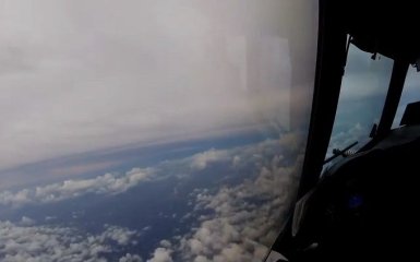 Самолет влетел в ураган Ирма: опубликовано впечатляющее видео