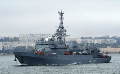 В сети обнародовали видео атаки катеров на корабль армии РФ Иван Хурс. Есть попадание