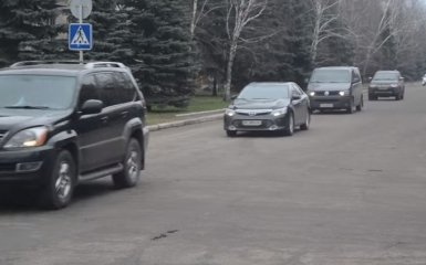 У мережі показали відео кортежу Порошенко на Донбасі