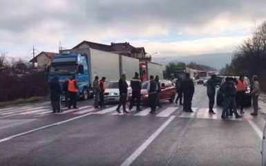 Бунт дальнобойщиков: на Закарпатье водители бастуют против бессрочного таможенного контроля