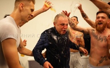 Реки шампанского и безумные танцы: появилось фото и видео празднования чемпионства "Динамо"
