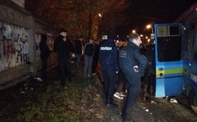 В Киеве состоялись масштабные столкновения футбольных болельщиков: появилось видео