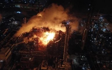 У Калуші горить хімзавод, пожежу ще не загасили: опубліковані моторошні фото і відео