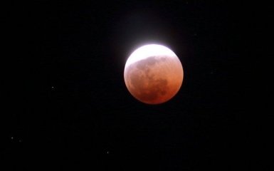 Как проходило самое длинное лунное затмение века: Кровавая Луна 2018 в зрелищных фото и видео