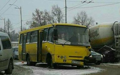 В Киеве бетоновоз влетел в маршрутку: опубликованы фото