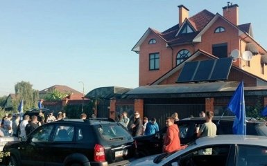 Автомайдан влаштував сюрприз для екс-начальника ДАІ, який побив волонтера: з'явилися фото