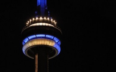 Самое высокое сооружение Канады подсветили в честь визита Зеленского: фото