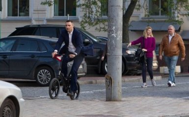 Ну упал, чего ржать: соцсети вступились за Кличко-велосипедиста