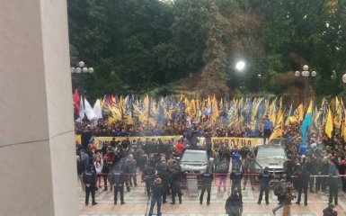 Глава "Азова" рассказал, будет ли блокировать Раду и Администрацию Порошенко