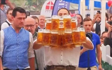 Немецкий официант поставил интересный рекорд: появилось видео