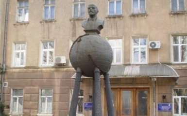 Саакашвілі наказав знести перший в світі пам'ятник Леніну