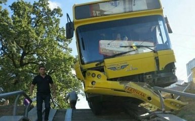 Масштабне ДТП з автобусом в Києві: з'явилися драматичні подробиці і нові фото