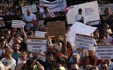 У Сербії люди повстали проти проросійського президента Вучича — відео