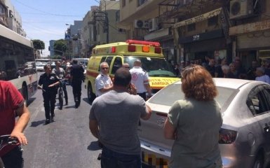 В Тель-Авиве авто въехало в толпу людей за считанные минуты до прибытия Трампа в страну: опубликованы фото