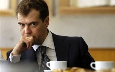 Денег нет, а держится: соцсети хохочут над кофе "русиано" Медведева