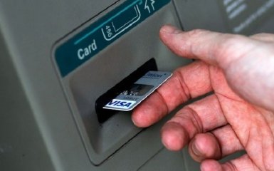 Поліція показала фото та відео затримання злочинців, які обкрадали банкомати за допомогою вірусу