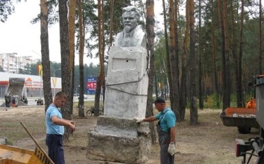 В Беларуси поставили памятник деятелю СССР, соцсети ответили смешной фотожабой