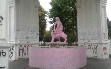 В Киеве задержали вандалов, которые повредили исторический фонтан