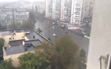 Затопленими вулицями Одеси поплив катер: з'явилося відео