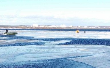 В Киеве 30 рыбаков на льдине чуть не уплыли насовсем: опубликованы фото