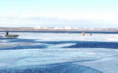 В Киеве 30 рыбаков на льдине чуть не уплыли насовсем: опубликованы фото