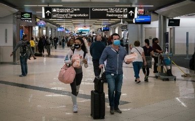 Тысячи новогодних авиарейсов отменены из-за Омикрона