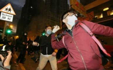 В Гонконге протестующие напали на полицейских, есть пострадавшие (видео)