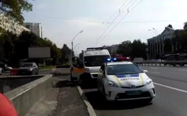 В Киеве среди бела дня напали с ножом на бойца ОУН: появилось видео момента