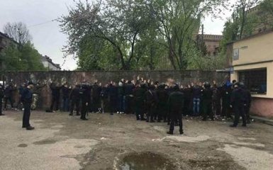 Во Львове полиция не дала разгореться массовой драке: опубликовано фото