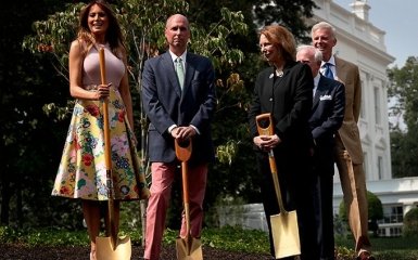 Посадила президентське дерево: Меланія Трамп здивувала яскравим вбранням в городі