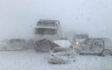 В Словакии из-за снегопада столкнулись 40 автомобилей: появились фото