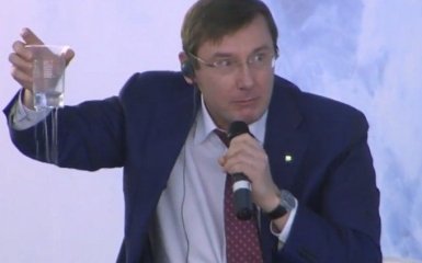 Луценко с дырявым стаканом объяснил проблемы Украины: опубликовано видео