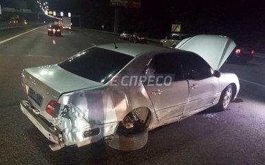 В Киеве водитель Lexus сбил трех человек, оставил авто и скрылся с места ДТП