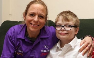 Мать пробежит 7000 км, чтобы собрать деньги для спасителей сына: опубликованы фото