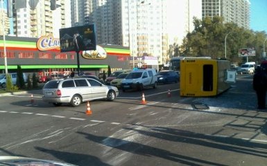 Под Киевом маршрутка столкнулась с фурой, много пострадавших: появились фото