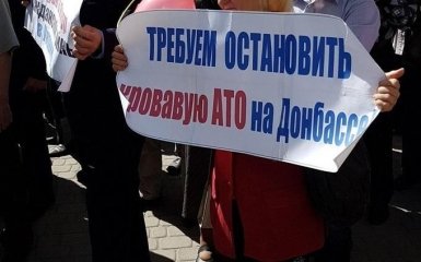 Кульки "ХНР" і заклики припинити "криваву АТО": з'явилися фото і відео першотравня в Харкові
