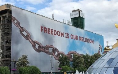 С Дома профсоюзов в Киеве снимают баннер: опубликованы фото