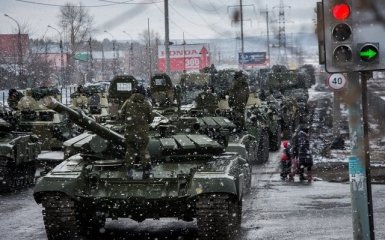 Під Донецьком помічені танки і гради
