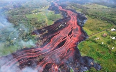 Лава вулкана на Гавайях движется к электростанции: опубликовано шокирующее видео