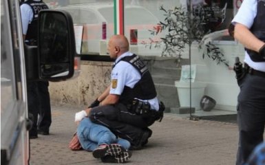 В Германии мужчина с огромным ножом напал на прохожих: появились фото