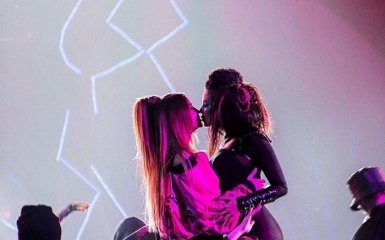 "Любимые женщины" Потапа удивили шальным поцелуем в прямом эфире: появилось видео