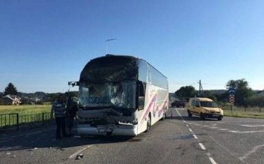 Автобус с детьми попал в ДТП под Львовом: опубликованы фото