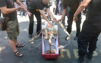 У Харкові до консульства Росії приносили Путіна в труні: з'явилися фото