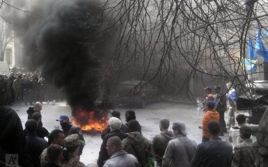Под Администрацией Порошенко зажгли шины: появились видео и фото
