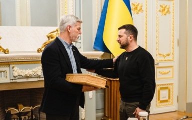 Президент Чехии подарил Зеленскому легендарный пистолет CZ 75