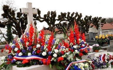 Вандалы осквернили могилу великого француза: появилось фото