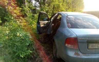 На Донеччині чоловік поїхав до автомагазину і пропав, авто знайшли порожнім у полі