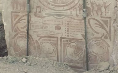 В Испании для потомков на скале выбили популярные мемы века: появились фото